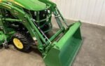 Micro-Tracteur John Deere 1025R avec chargeur, godet et tondeuse ventrale. – Image 4