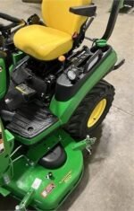 Micro-Tracteur John Deere 1025R avec chargeur, godet et tondeuse ventrale. – Image 5