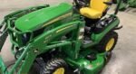 Micro-Tracteur John Deere 1025R avec chargeur, godet et tondeuse ventrale. – Image 9