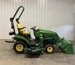 Micro-Tracteur John Deere 1025R avec chargeur, godet et tondeuse ventrale. – Image 7