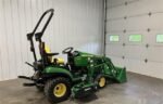 Micro-Tracteur John Deere 1025R avec chargeur, godet et tondeuse ventrale. – Image 6