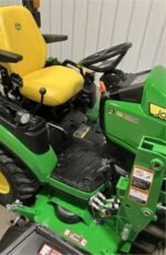 Micro-Tracteur John Deere 1025R avec chargeur, godet et tondeuse ventrale. – Image 8