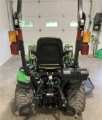 Micro-Tracteur John Deere 1025R avec chargeur, godet et tondeuse ventrale. – Image 3